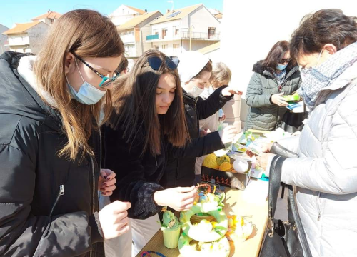 Fotografija 9 - Humanitarna akcija na Vidicima pred crkvom sv. Petra: Vjernici kupovali uskrsne ukrase