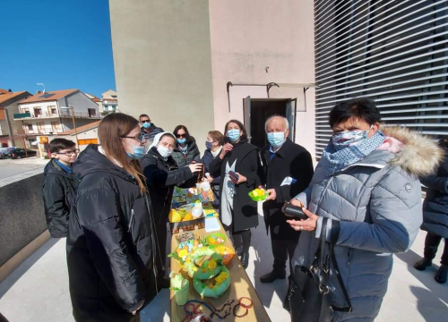Fotografija 7 - Humanitarna akcija na Vidicima pred crkvom sv. Petra: Vjernici kupovali uskrsne ukrase