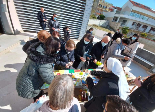 Fotografija 8 - Humanitarna akcija na Vidicima pred crkvom sv. Petra: Vjernici kupovali uskrsne ukrase