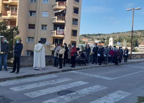 Fotografija 14 - Na Vidicima održan Križni put od crkve sv. Petra do crkve sv. Mare