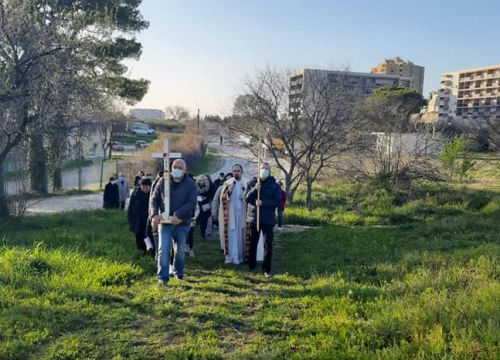 Fotografija 2 - Na Vidicima održan Križni put od crkve sv. Petra do crkve sv. Mare