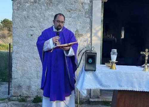 Fotografija 10 - Na Vidicima održan Križni put od crkve sv. Petra do crkve sv. Mare