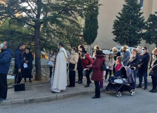 Fotografija 8 - Na Vidicima održan Križni put od crkve sv. Petra do crkve sv. Mare
