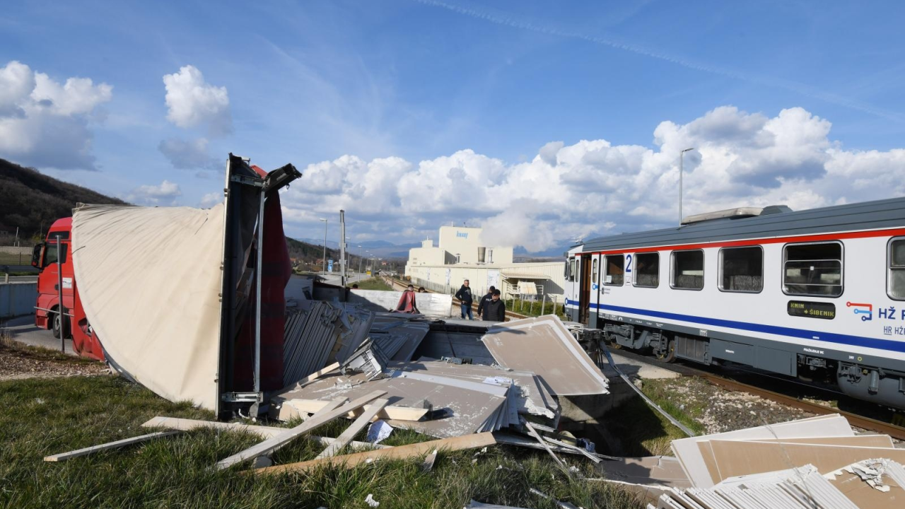 Vozio kamion preko pruge, nije stao na STOP: Prikolica potpuno uništena, strojovođa lakše ozlijeđen