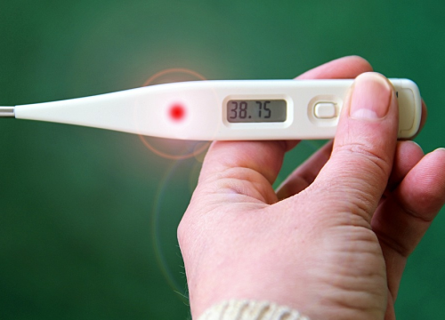 Kojim redom se pojavljuju simptomi zaraze koronavirusom? Prvi je povišena tjelesna temperatura...