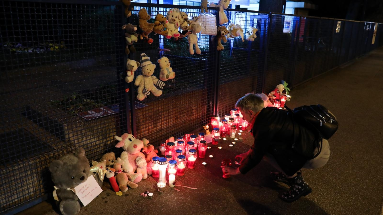 Da ti se srce slomi: Građani se okupljaju pred bolnicom, pale svijeće i ostavljaju medvjediće za preminulu curicu