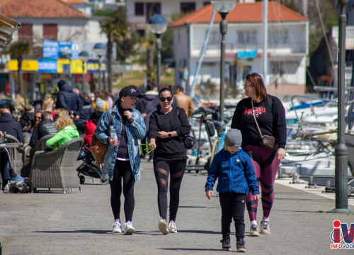 Fotografija 11 - Uskrs u Vodicama: Lijepo vrijeme izmamilo ljude u đir po rivi i druženje uz kavu