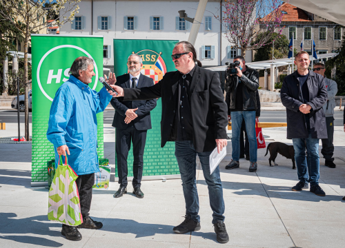 Fotografija 3 - Uzor mu je Gaddafi, maše sa sto tisuća eura koje nema i želi od Šibenika 'nešto između Azurne obale i Toskane'