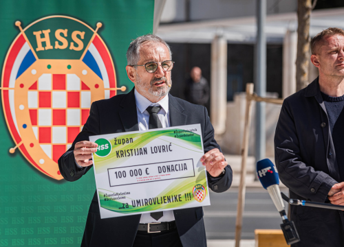 Fotografija 1 - Uzor mu je Gaddafi, maše sa sto tisuća eura koje nema i želi od Šibenika 'nešto između Azurne obale i Toskane'