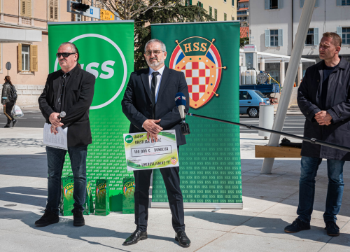 Fotografija 8 - Uzor mu je Gaddafi, maše sa sto tisuća eura koje nema i želi od Šibenika 'nešto između Azurne obale i Toskane'