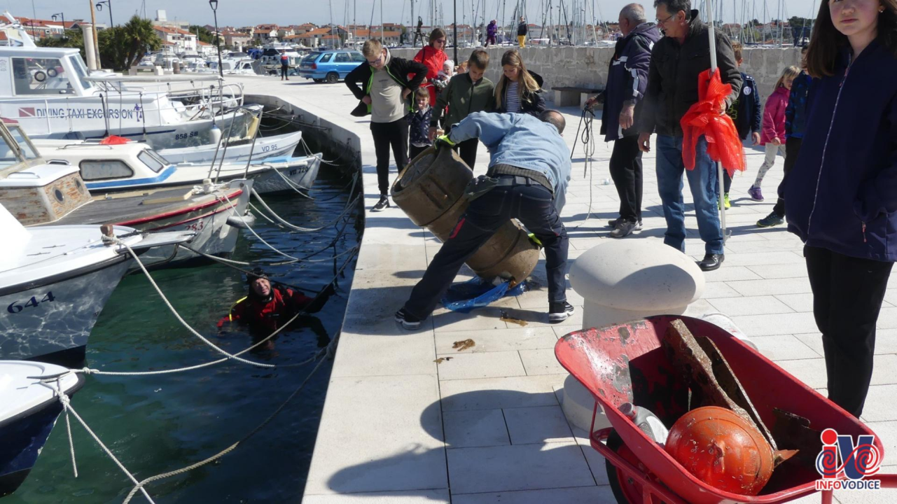 Ronioci iz tri županije iz mora kod vodičke rive izronili puna dva kontejnera smeća!