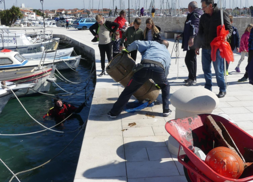 Fotografija 9 - Ronioci iz tri županije iz mora kod vodičke rive izronili puna dva kontejnera smeća!