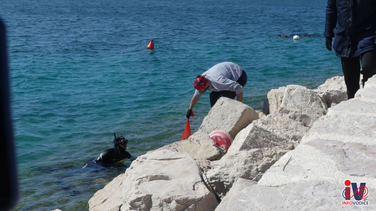 Ronioci iz tri županije iz mora kod vodičke rive izronili puna dva kontejnera smeća!