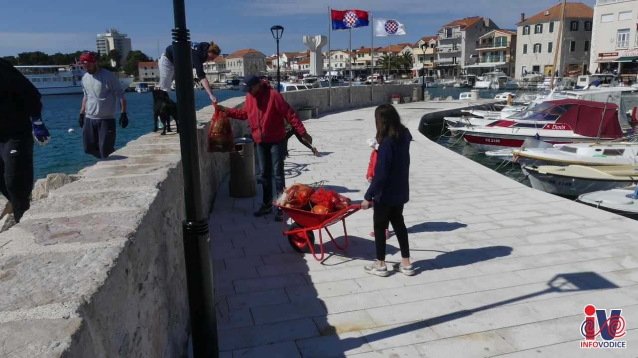 Ronioci iz tri županije iz mora kod vodičke rive izronili puna dva kontejnera smeća!