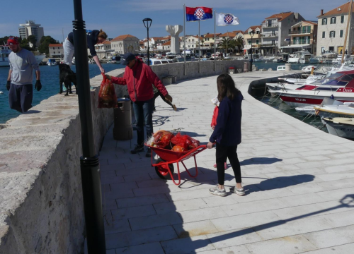 Fotografija 11 - Ronioci iz tri županije iz mora kod vodičke rive izronili puna dva kontejnera smeća!
