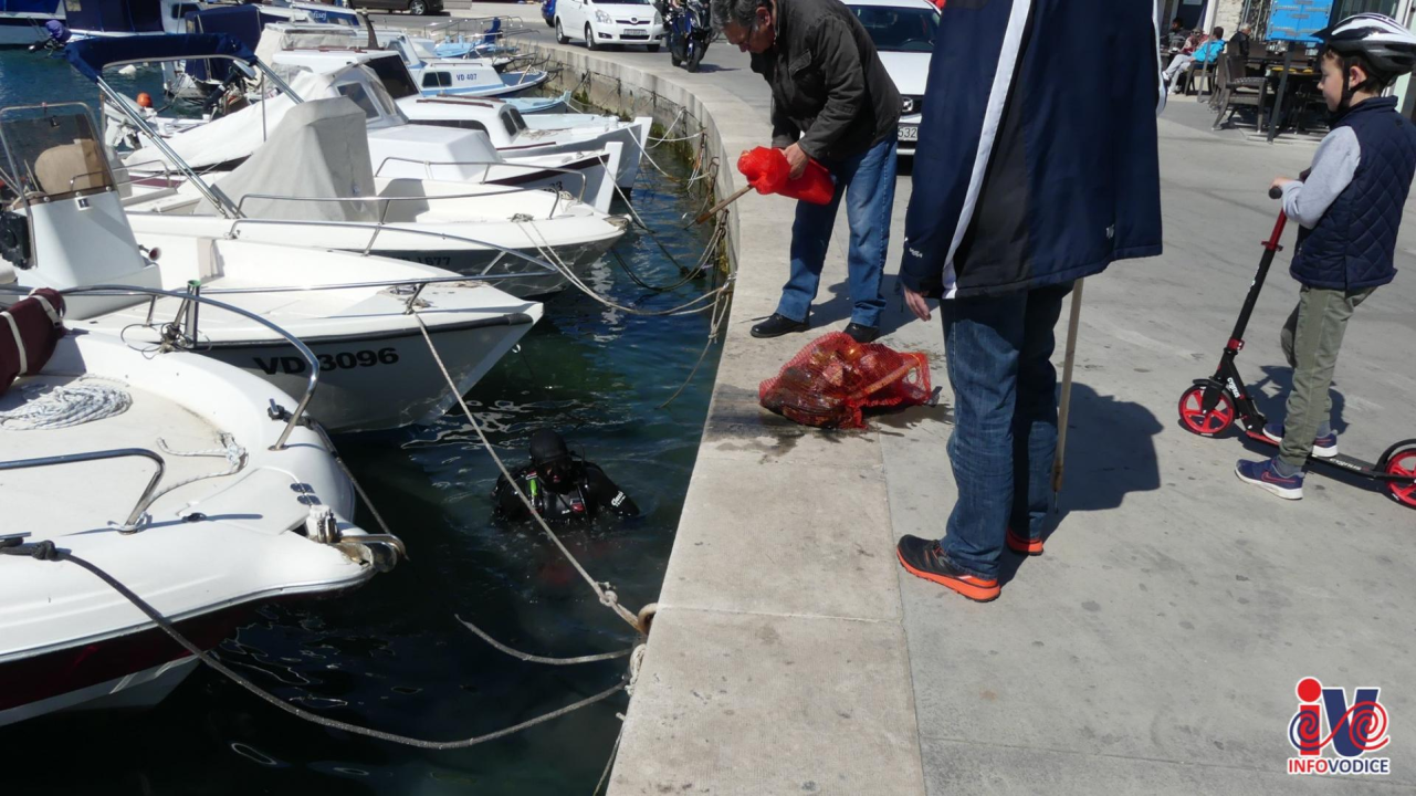 Ronioci iz tri županije iz mora kod vodičke rive izronili puna dva kontejnera smeća!
