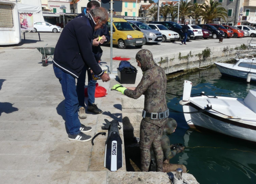 Fotografija 2 - Ronioci iz tri županije iz mora kod vodičke rive izronili puna dva kontejnera smeća!