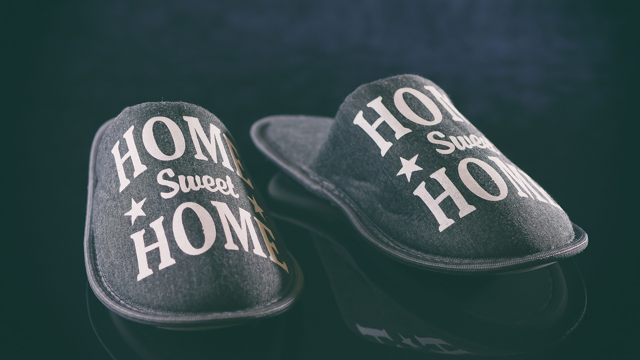 Rasprava Hrvata na internetu: Treba li u gostima skinuti papuče i je li nepristojno to tražiti od gostiju?