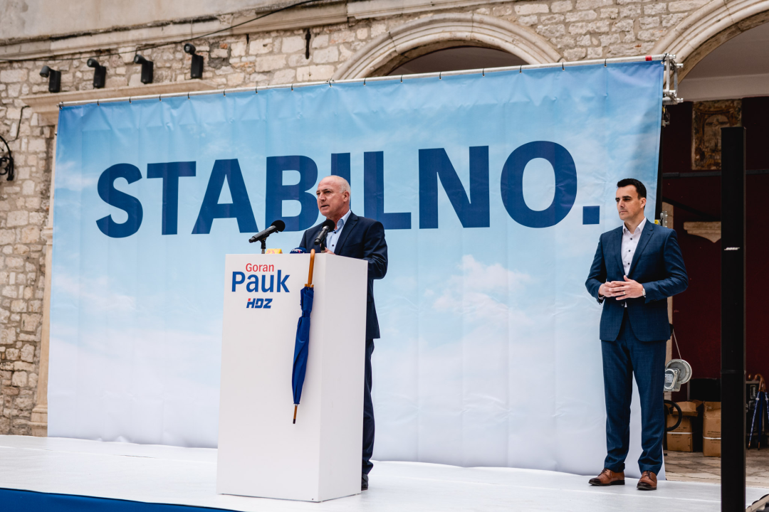 ‘Stabilno’, ali ‘Za svaki slučaj...’: Pauk i Rakić ispred katedrale predstavili kandidature za župana i zamjenika