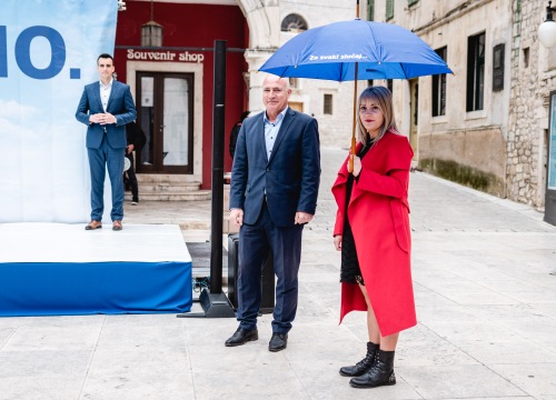 Fotografija 17 - ‘Stabilno’, ali ‘Za svaki slučaj...’: Pauk i Rakić ispred katedrale predstavili kandidature za župana i zamjenika