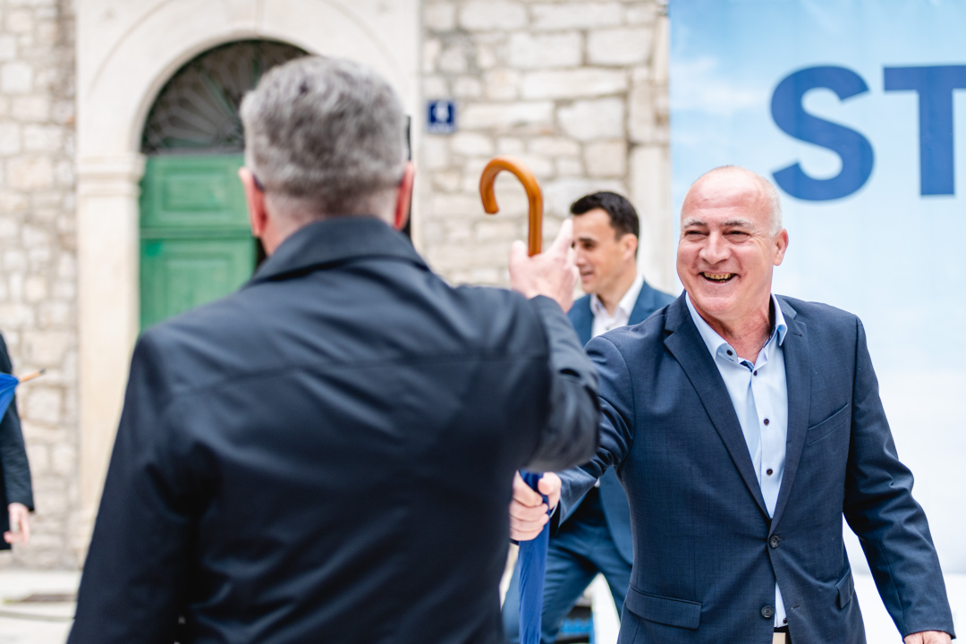 ‘Stabilno’, ali ‘Za svaki slučaj...’: Pauk i Rakić ispred katedrale predstavili kandidature za župana i zamjenika