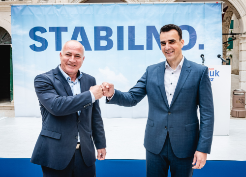 ‘Stabilno’, ali ‘Za svaki slučaj...’: Pauk i Rakić ispred katedrale predstavili kandidature za župana i zamjenika