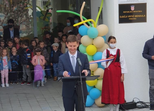 Fotografija 3 - Vrpcu prerezala teta Femija: U Pirovcu otvorena 'Mendula', vrtić s jaslicama za 72 djece