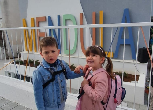 Fotografija 2 - Vrpcu prerezala teta Femija: U Pirovcu otvorena 'Mendula', vrtić s jaslicama za 72 djece