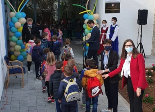 Fotografija 4 - Vrpcu prerezala teta Femija: U Pirovcu otvorena 'Mendula', vrtić s jaslicama za 72 djece