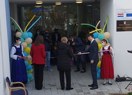 Fotografija 5 - Vrpcu prerezala teta Femija: U Pirovcu otvorena 'Mendula', vrtić s jaslicama za 72 djece
