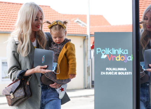 Antonija Mišura Sandrić s kćerkicom posjetila dječju Polikliniku Vrdoljak u Zadru!