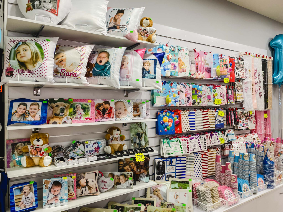 Smile T-shirt & party store nudi personalizirane poklone i dekoracije za zabavu po super cijenama!