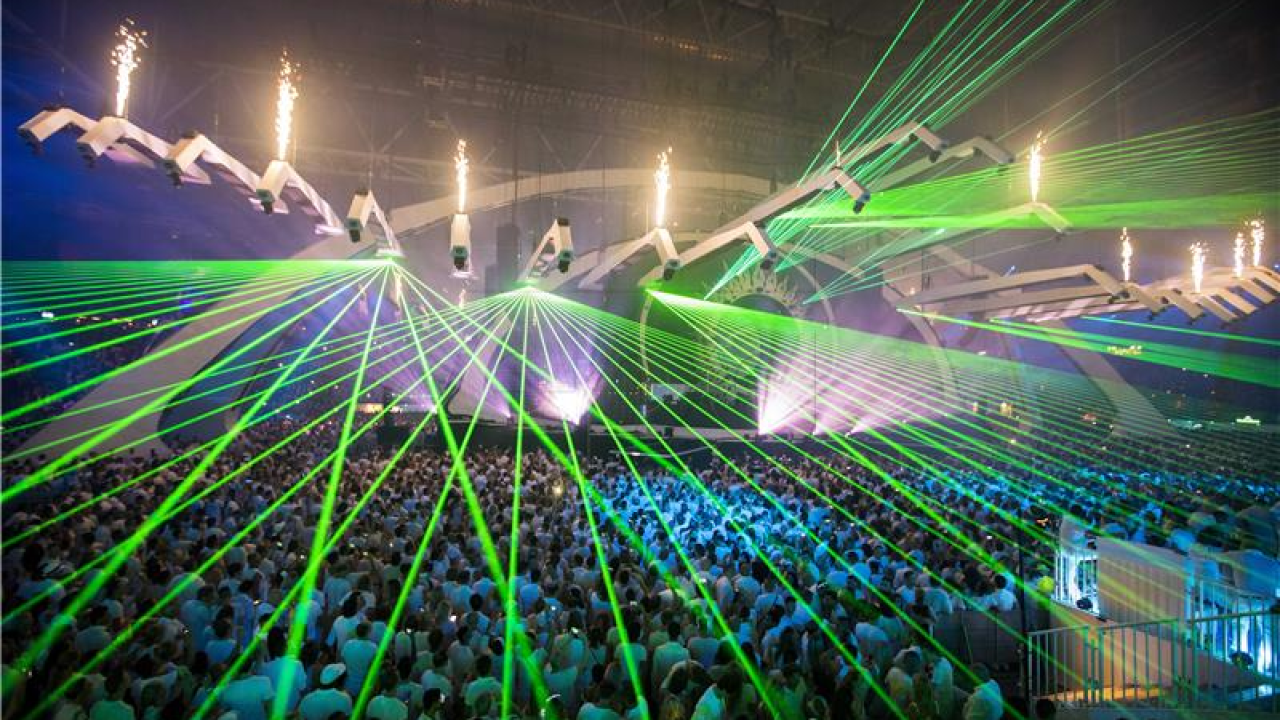 Svijet se pomalo vraća na staro: Tisuće ljudi cijelu noć na partyju bez maski i razmaka u Liverpoolu