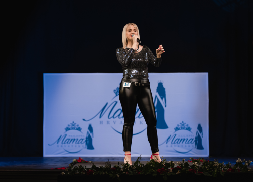 Fotografija 25 - U šibenskom kazalištu održan izbor za najljepšu mamu: Vedrana Halinčić Bakšić i Ljubica Bulić ponijele lente