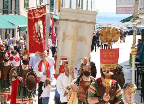 Fotografija 3 - Našašće svetog Križa proslavljeno svetom misom i procesijom kroz Vodice