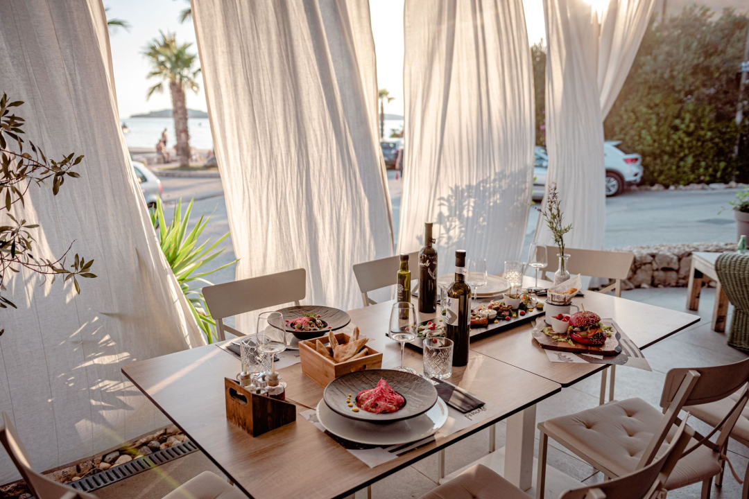 Priuštite si prekrasne trenutke na prozračnoj terasi Pomalo Bistro & Bara u Žaboriću!