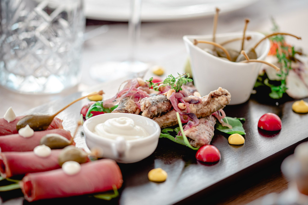 Priuštite si prekrasne trenutke na prozračnoj terasi Pomalo Bistro & Bara u Žaboriću!