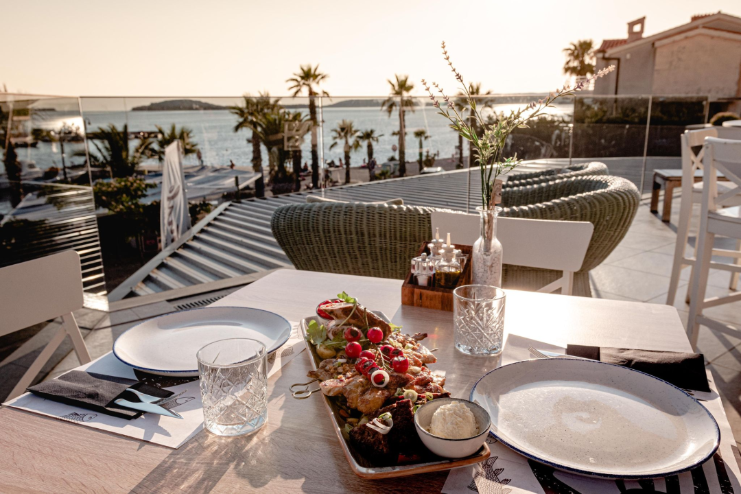 Priuštite si prekrasne trenutke na prozračnoj terasi Pomalo Bistro & Bara u Žaboriću!