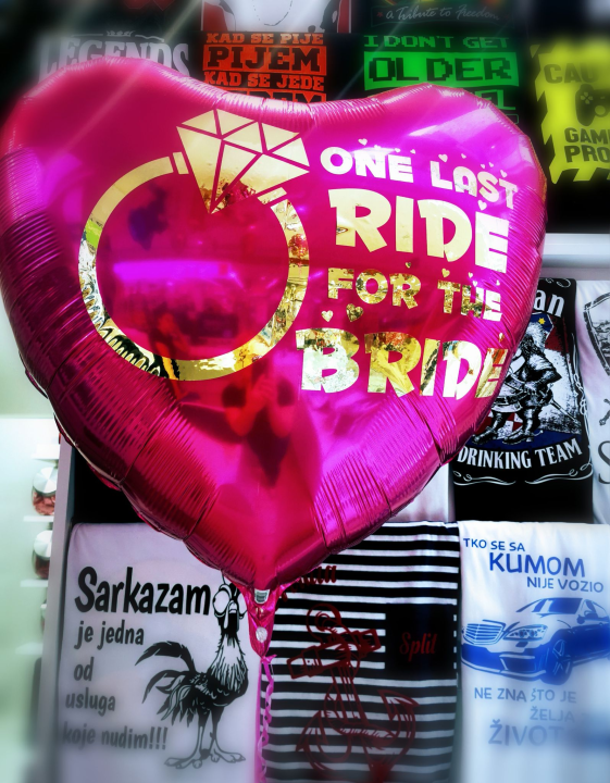 Iznenadite svoje bližnje personaliziranim poklonima i dekoracijama iz Smile T-shirt & party storea!