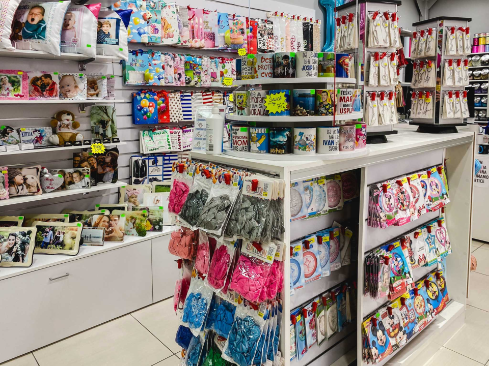 Iznenadite svoje bližnje personaliziranim poklonima i dekoracijama iz Smile T-shirt & party storea!