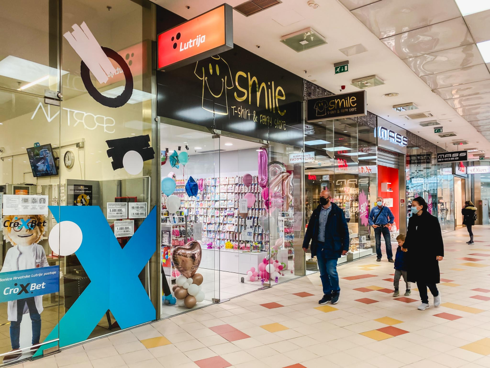 Iznenadite svoje bližnje personaliziranim poklonima i dekoracijama iz Smile T-shirt & party storea!