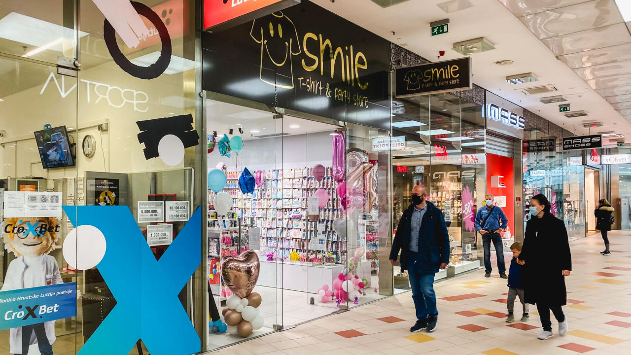 Iznenadite svoje bližnje personaliziranim poklonima i dekoracijama iz Smile T-shirt & party storea!