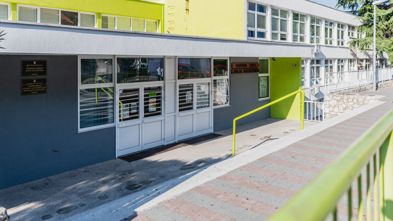 U školske klupe vraćaju se učenici nižih razreda i maturanti: Svi ostali i dalje prate nastavu po modelu C