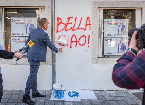 Blažević po prometnom znaku, Zekanović po grafitu, a svi skupa dajemo po govnima