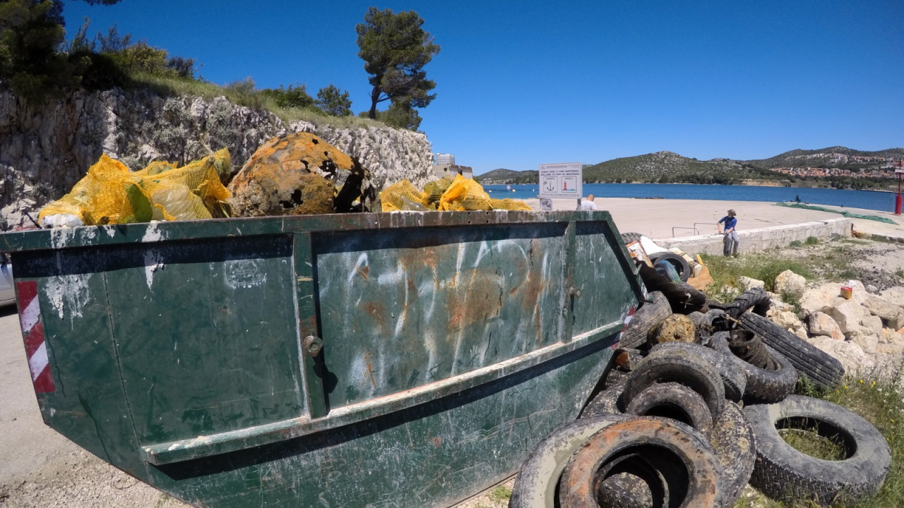 Ronioci objavili što su sve zatekli pod morem na Marinskoj: Gume, gume, gume... i jedan krov!