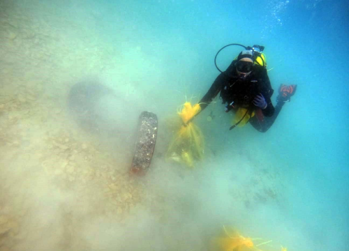 Fotografija 9 - Ronioci objavili što su sve zatekli pod morem na Marinskoj: Gume, gume, gume... i jedan krov!