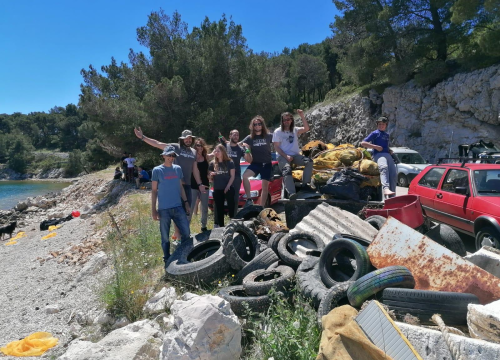 Fotografija 15 - Ronioci objavili što su sve zatekli pod morem na Marinskoj: Gume, gume, gume... i jedan krov!