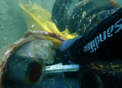 Fotografija 19 - Ronioci objavili što su sve zatekli pod morem na Marinskoj: Gume, gume, gume... i jedan krov!