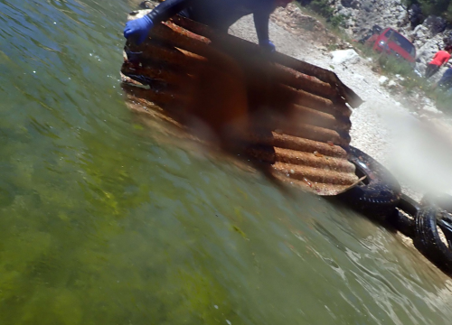 Fotografija 31 - Ronioci objavili što su sve zatekli pod morem na Marinskoj: Gume, gume, gume... i jedan krov!