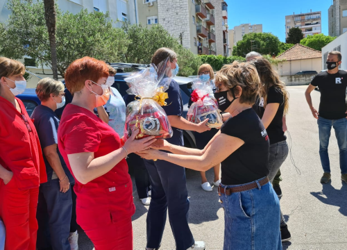 Kolege s Radio Šibenika darivale medicinske sestre u šibenskoj bolnici